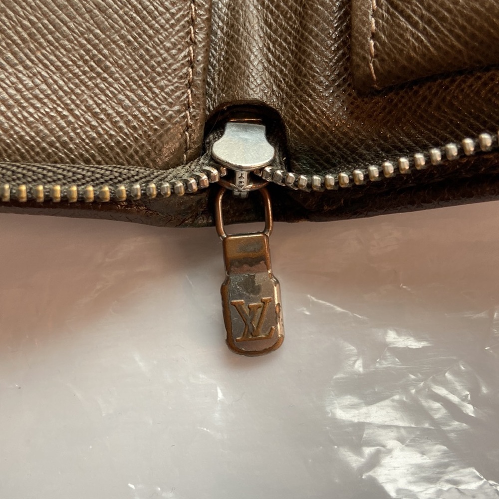 - Louis Vuitton taiga zippy wallet - Picture 9 of 15